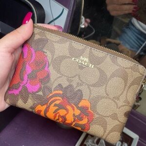NEW COACH FLORAL WRISTLET